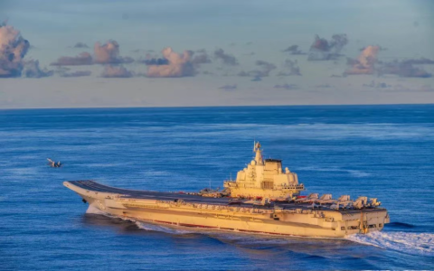 日本怎么敢的？歼15挂实弹驱离日本侦察机，竟然被倒打一耙，看来还是得铝箔条教育