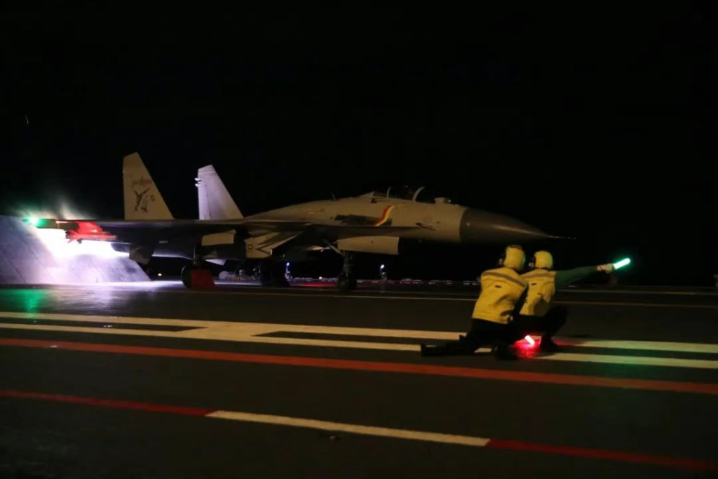 日本怎么敢的？歼15挂实弹驱离日本侦察机，竟然被倒打一耙，看来还是得铝箔条教育