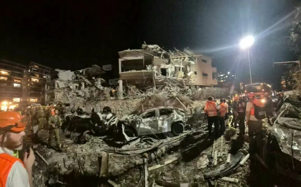 伊朗这哈怂,还打啥以色列国防部大楼,导弹袭城就应该无差别轰炸