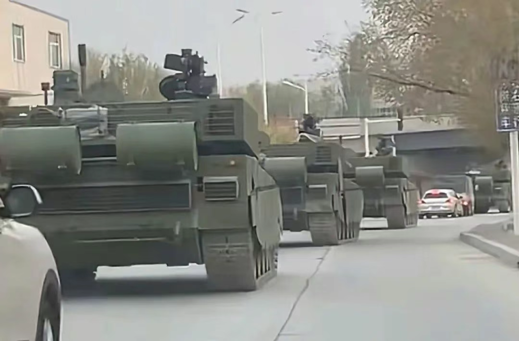 新一代坦克底盘亮相,疑似99A同款炮塔,确认采用混动动力!为何称其能解决传统主战坦克的三大痛点