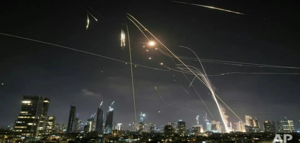 伊朗这哈怂,还打啥以色列国防部大楼,导弹袭城就应该无差别轰炸