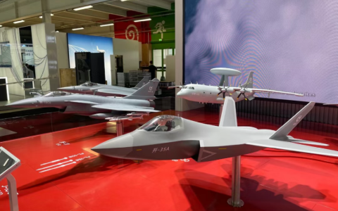 实机没去巴黎航展现场？歼-10CE缩比模型现身中航工业展台