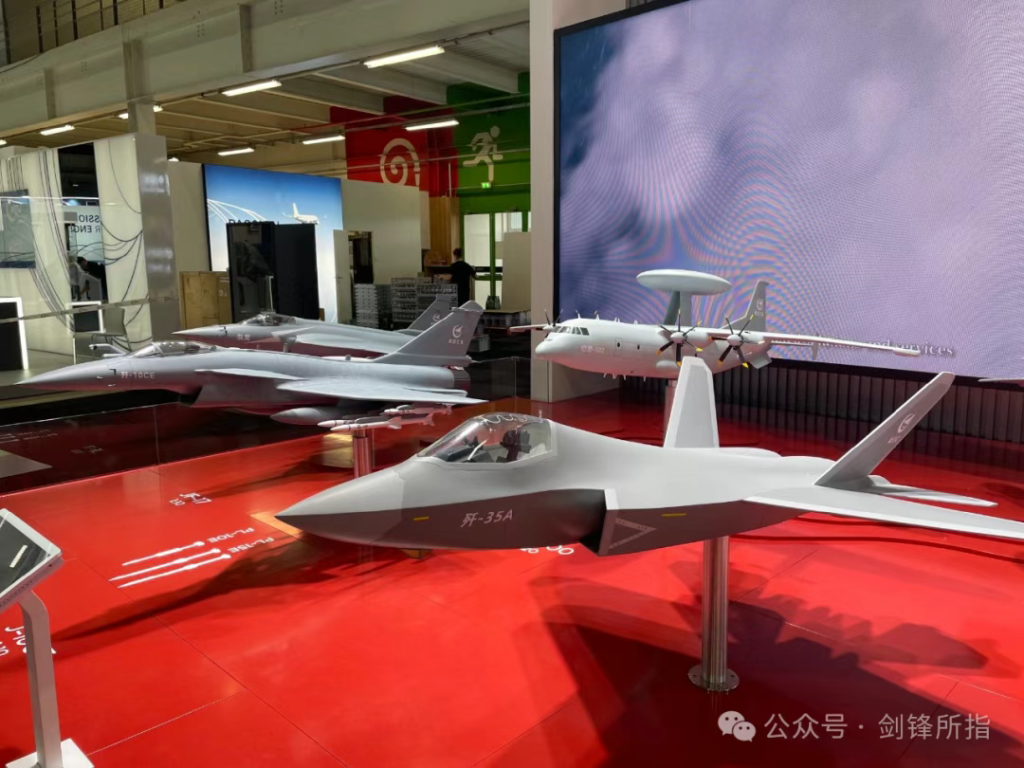 实机没去巴黎航展现场?歼-10CE缩比模型现身中航工业展台