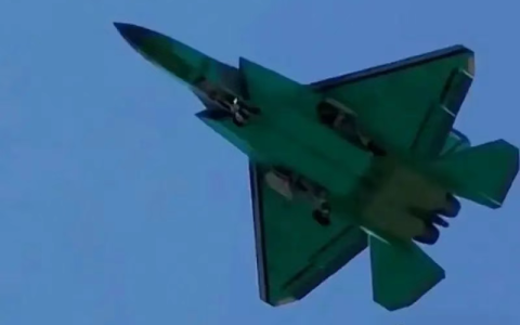 歼35并不小，别再说是中型机了！