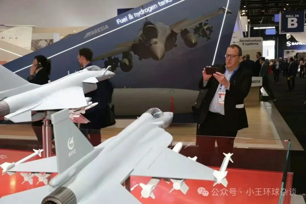 杀人诛心的展台布置:歼-10CE与阵风在法国相遇,体验一下降维打击