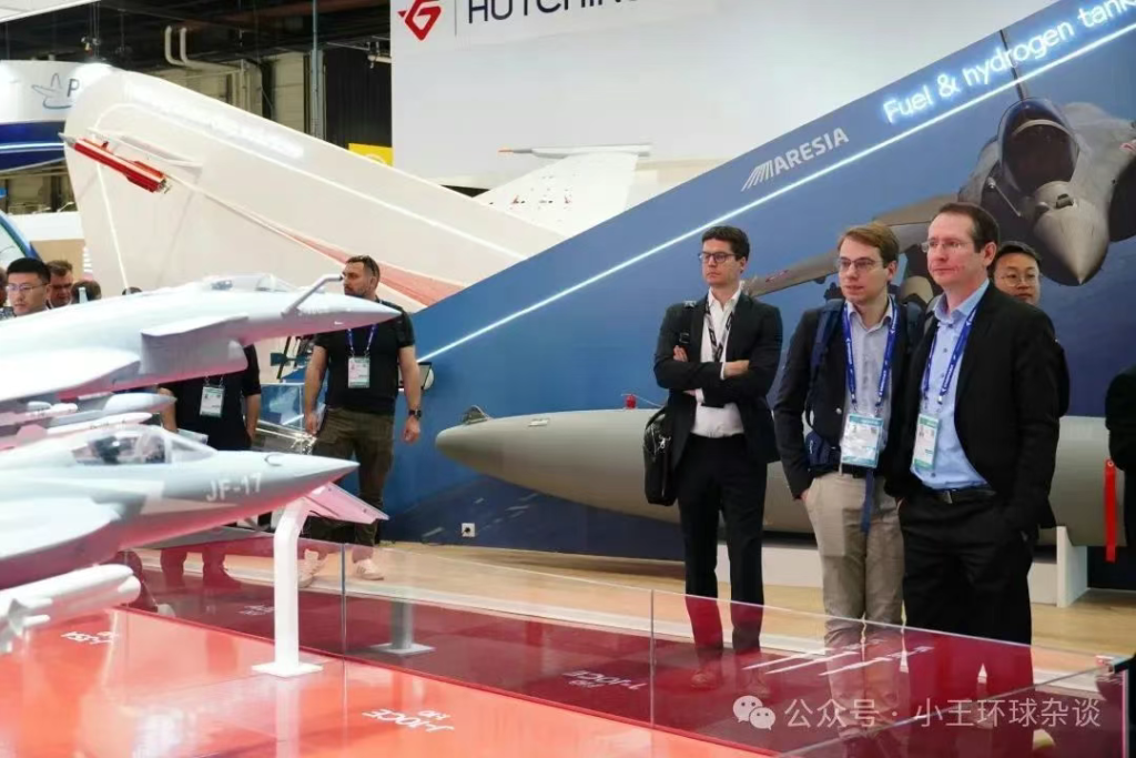 杀人诛心的展台布置:歼-10CE与阵风在法国相遇,体验一下降维打击