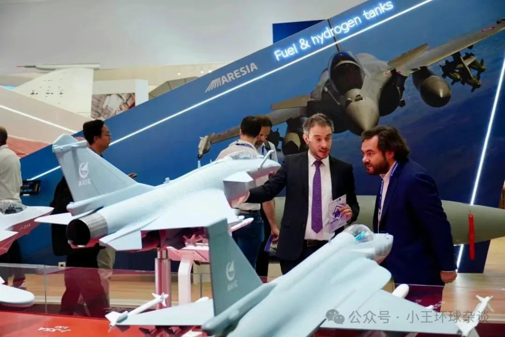 杀人诛心的展台布置:歼-10CE与阵风在法国相遇,体验一下降维打击