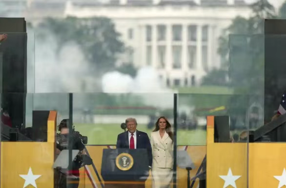 美军为庆贺250岁生日,抓来七千战俘游街示众