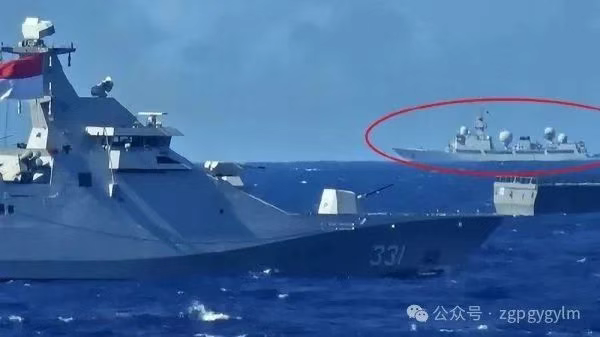 东大的电子侦察船 进入霍尔木兹海峡 就堵在两艘漂亮国航母的边上