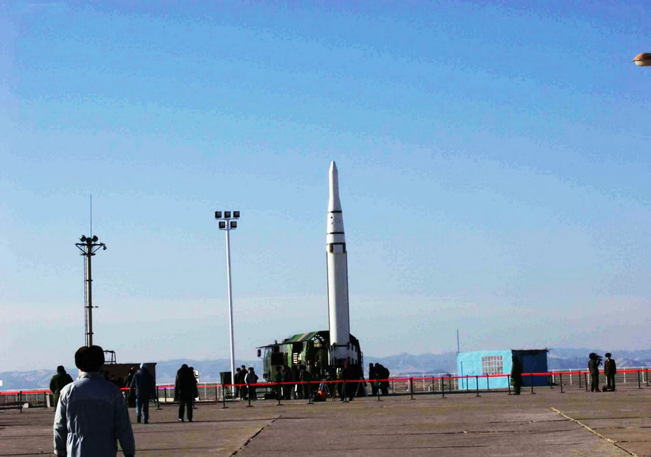 中美钻地弹巅峰对决,东风-15C和GBU-57,谁是真正的掩体粉碎机?