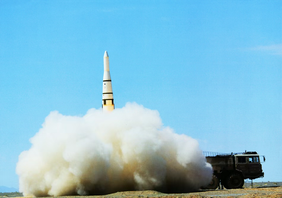 中美钻地弹巅峰对决,东风-15C和GBU-57,谁是真正的掩体粉碎机?