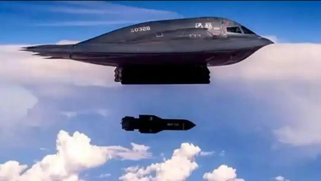 中美钻地弹巅峰对决,东风-15C和GBU-57,谁是真正的掩体粉碎机?