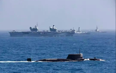 英国快醒醒！现在不是1840年！英航母抵近亚太，突然发现“山东”舰坐镇南海