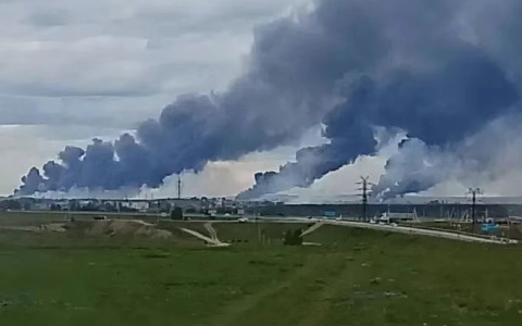 祖传的飞机被炸了，乌航空母车空袭六千公里外的俄战略轰炸机