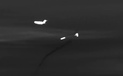 中国运20运输机首次成功实施新型导弹伞降空投实验，震惊世界？