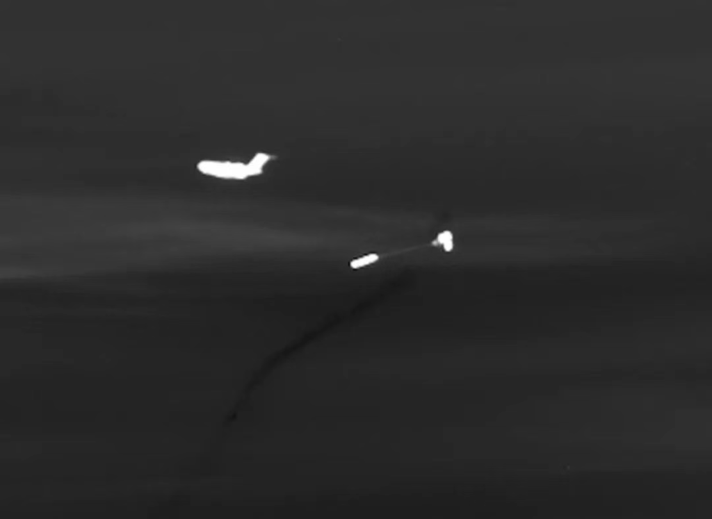 中国运20运输机首次成功实施新型导弹伞降空投实验，震惊世界？