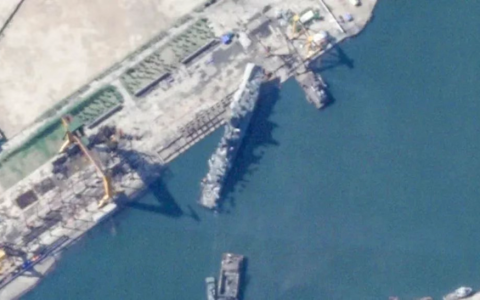 成功离岸下水，朝鲜侧翻驱逐舰的“翻身仗”，前后仅15天