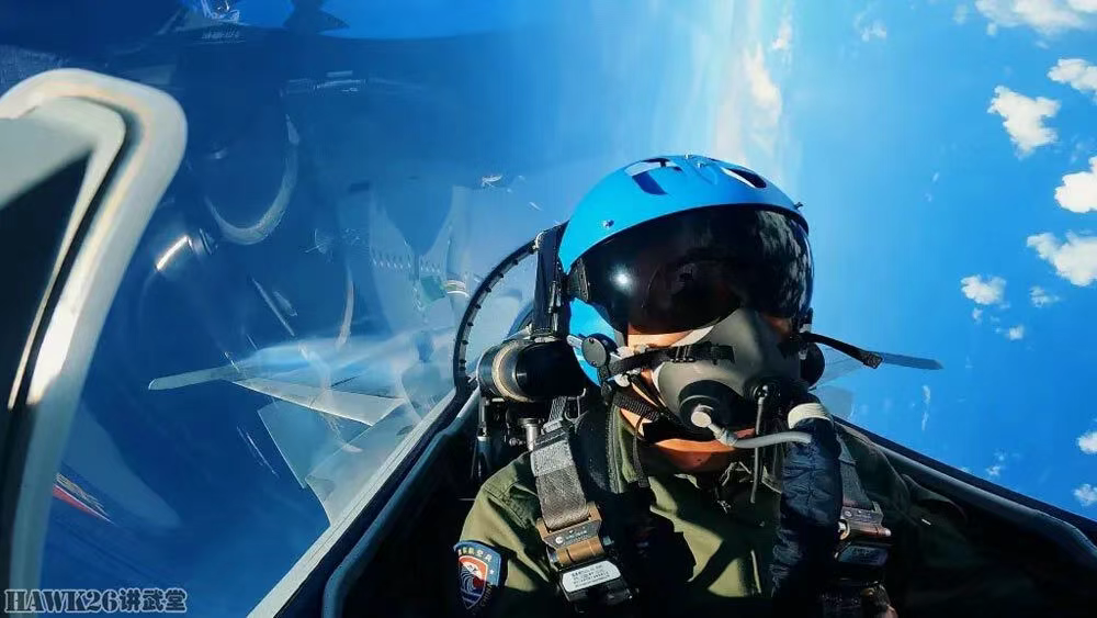 海外谈中国:两艘航母首次在第一岛链以外行动 挑战美国海上霸权