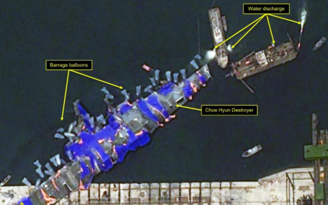 迟迟无法扶正，朝鲜开始加宽造船厂航道，或请求俄罗斯帮忙吊起！