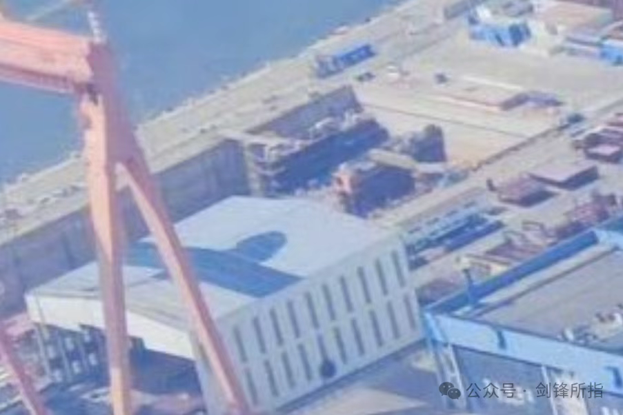 最新鸟瞰图!干船坞里的“大家伙”疑似舰艉侧壁现身