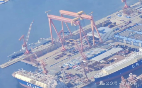 最新鸟瞰图！干船坞里的“大家伙”疑似舰艉侧壁现身