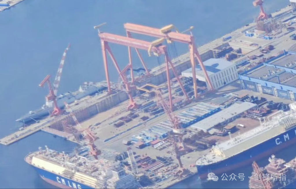 最新鸟瞰图!干船坞里的“大家伙”疑似舰艉侧壁现身