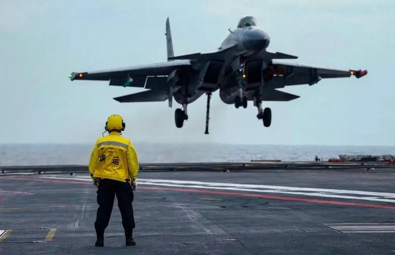 官方证实:中国双航母首次海空对抗!
