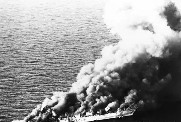 美军“堤丰”发射器发射SM-6导弹攻击靶舰，展示快速部署能力