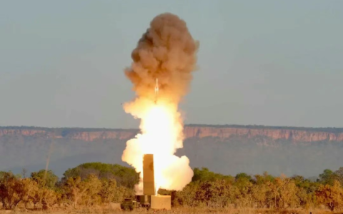 美军“堤丰”发射器发射SM-6导弹攻击靶舰，展示快速部署能力