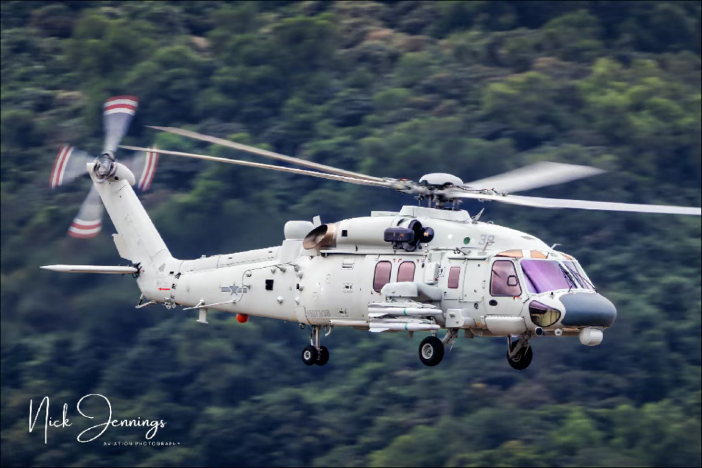 4万吨“准航母”霸气亮相,15架直升机铺满甲板,直-20大批量上舰