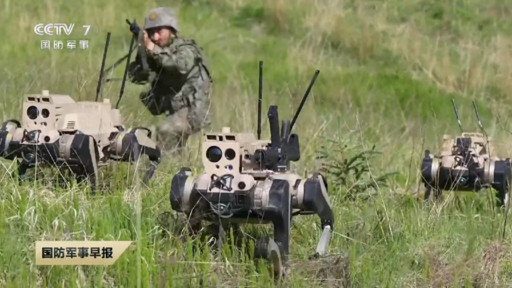 震撼!解放军“机器狼群”亮相,三三制跃进冲锋,步兵作战零伤亡