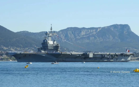 【军闻】“被40艘中国大型军舰围观”！法航母军官称在南海“偶遇”山东舰