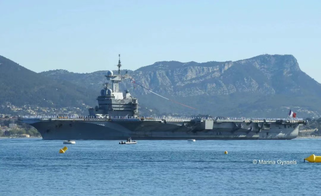 【军闻】“被40艘中国大型军舰围观”!法航母军官称在南海“偶遇”山东舰