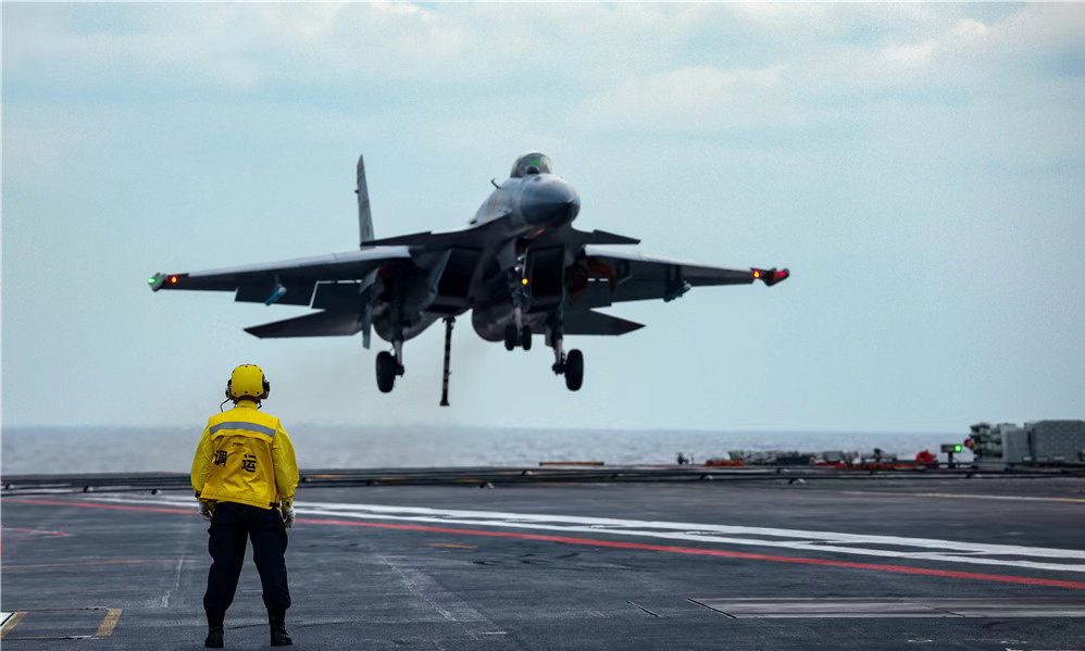 “山东”舰太猛了,服役五年舰载机放飞增十倍,超越美军福特号