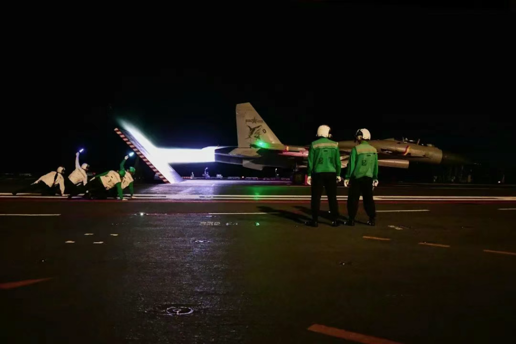 “山东”舰太猛了,服役五年舰载机放飞增十倍,超越美军福特号