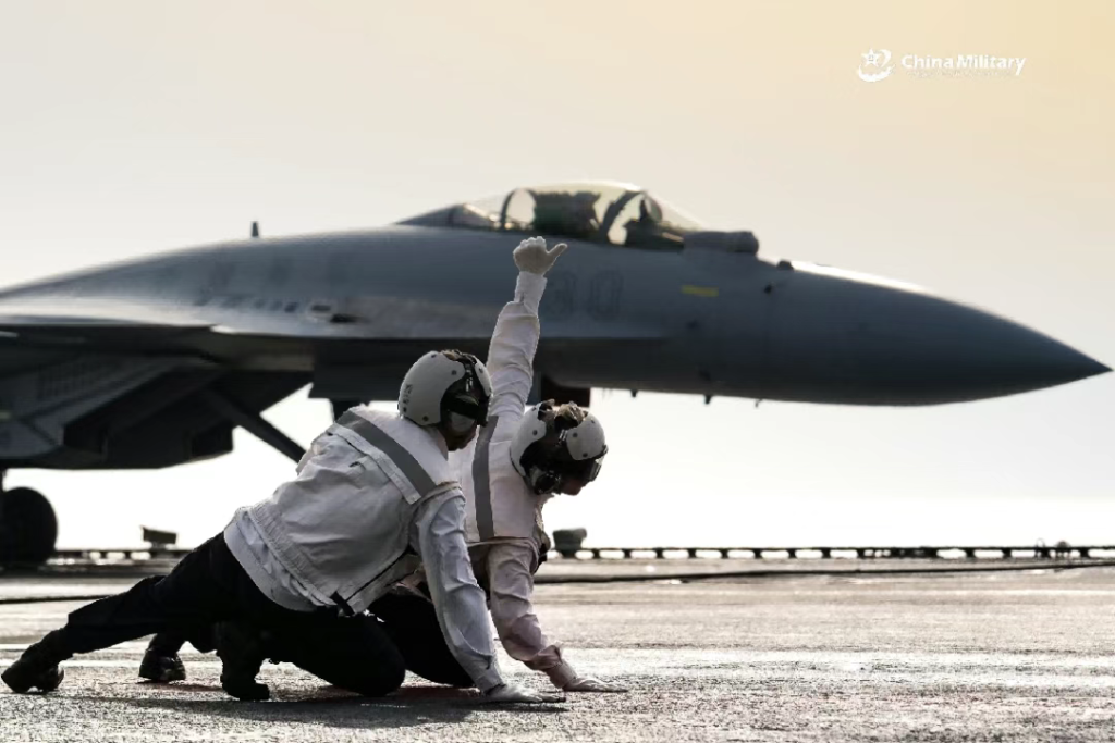 “山东”舰太猛了,服役五年舰载机放飞增十倍,超越美军福特号