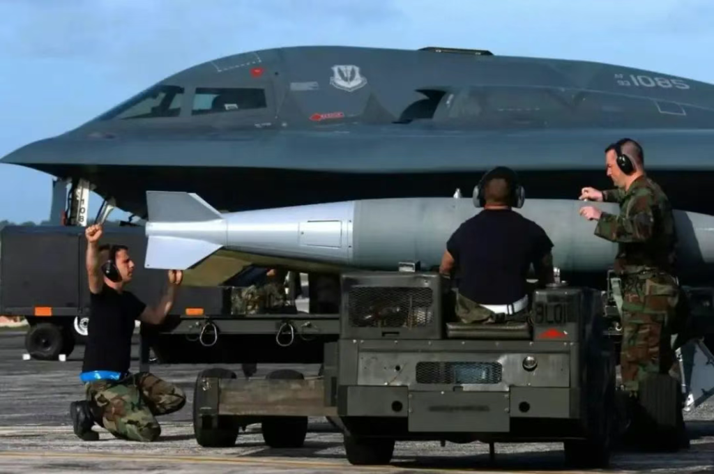 美媒狂言:B-2炸伊朗震慑中国!专家:中国反隐身让它变“裸奔”