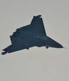 歼-50最新试飞图,全动翼尖清晰可见,力争2030年前服役