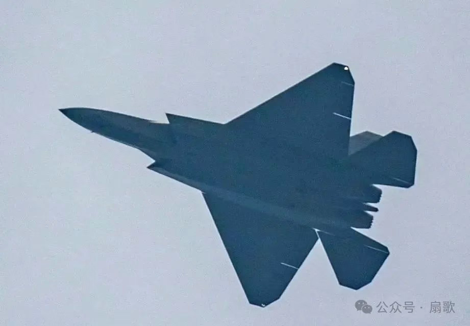 央视官宣歼35舰载机生产车间画面,这才是“大巧不工,重剑不锋!”
