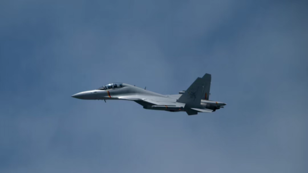 大杀器终于亮相!歼-15DT弹射型电战机现身,祖传的减速板已取消