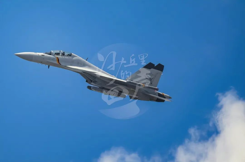 大杀器终于亮相!歼-15DT弹射型电战机现身,祖传的减速板已取消