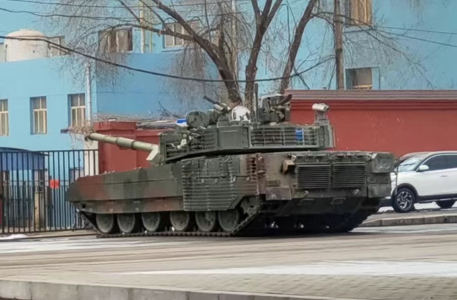 中国最强主战坦克曝光!神秘VT-4A1现身试验场,网友:比自用99A还强,要卖给谁?