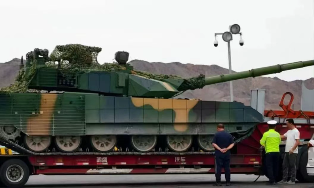 中国最强主战坦克曝光!神秘VT-4A1现身试验场,网友:比自用99A还强,要卖给谁?