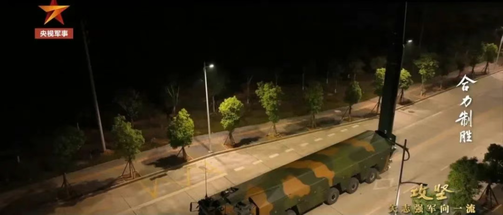 敏感时刻！东风-17高超音速导弹突然露面，直接在公路上竖起来就射