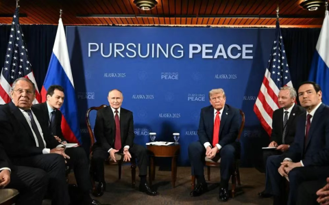 普特会：单挑变群聊，特朗普像呆子，普京抽象的像替身！