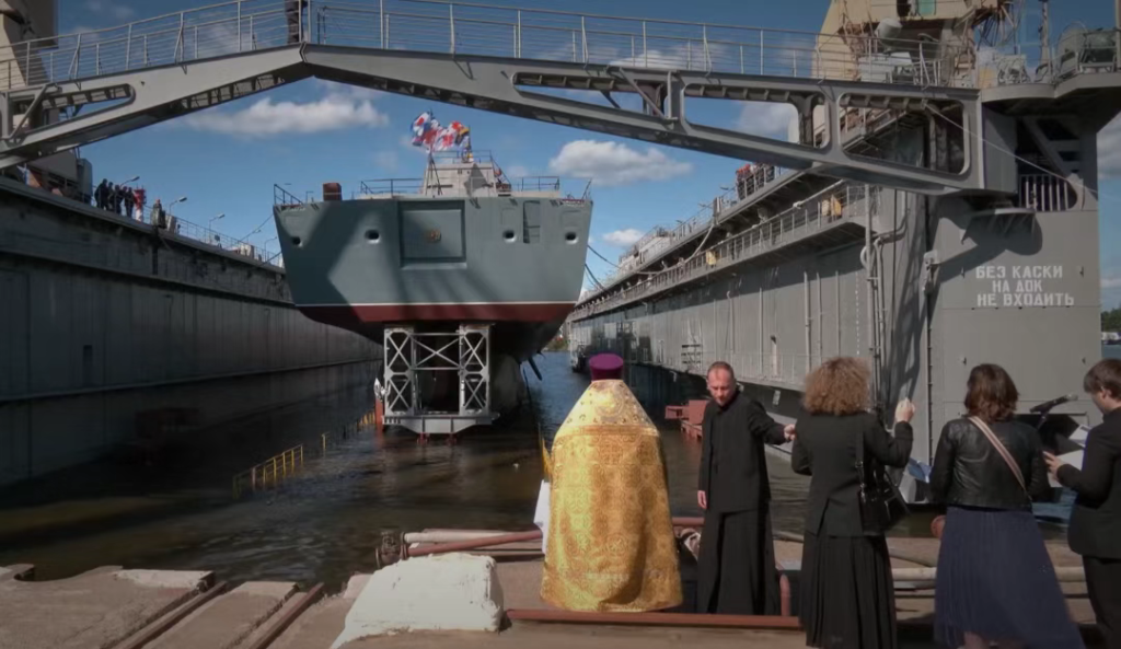 开工6年后,俄首艘改进型22350护卫舰下水,垂发或增至64单元