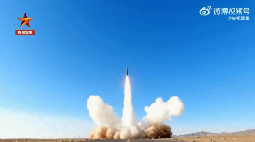敏感时刻！东风-17高超音速导弹突然露面，直接在公路上竖起来就射