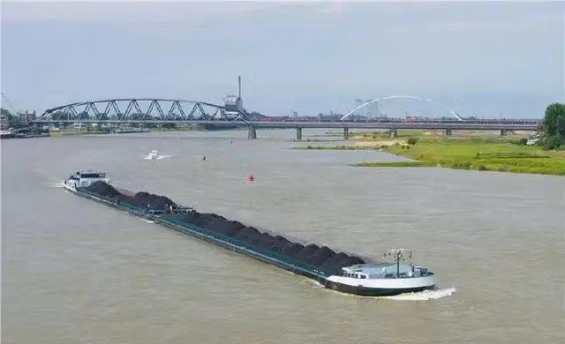 解放军“登岛神器”正式入列服役，坦克直接开上岸，抢滩登陆如履平地！