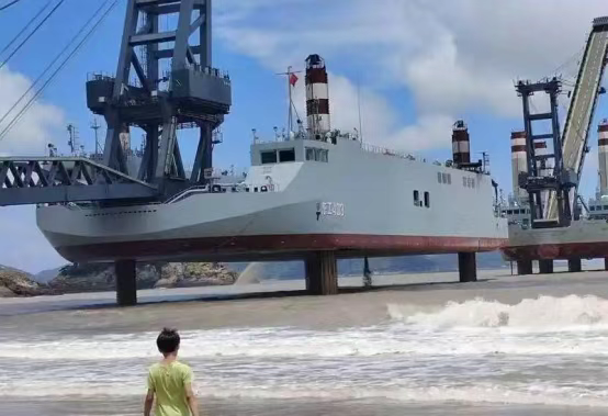 解放军“登岛神器”正式入列服役，坦克直接开上岸，抢滩登陆如履平地！