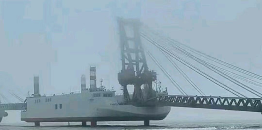 解放军“登岛神器”正式入列服役，坦克直接开上岸，抢滩登陆如履平地！